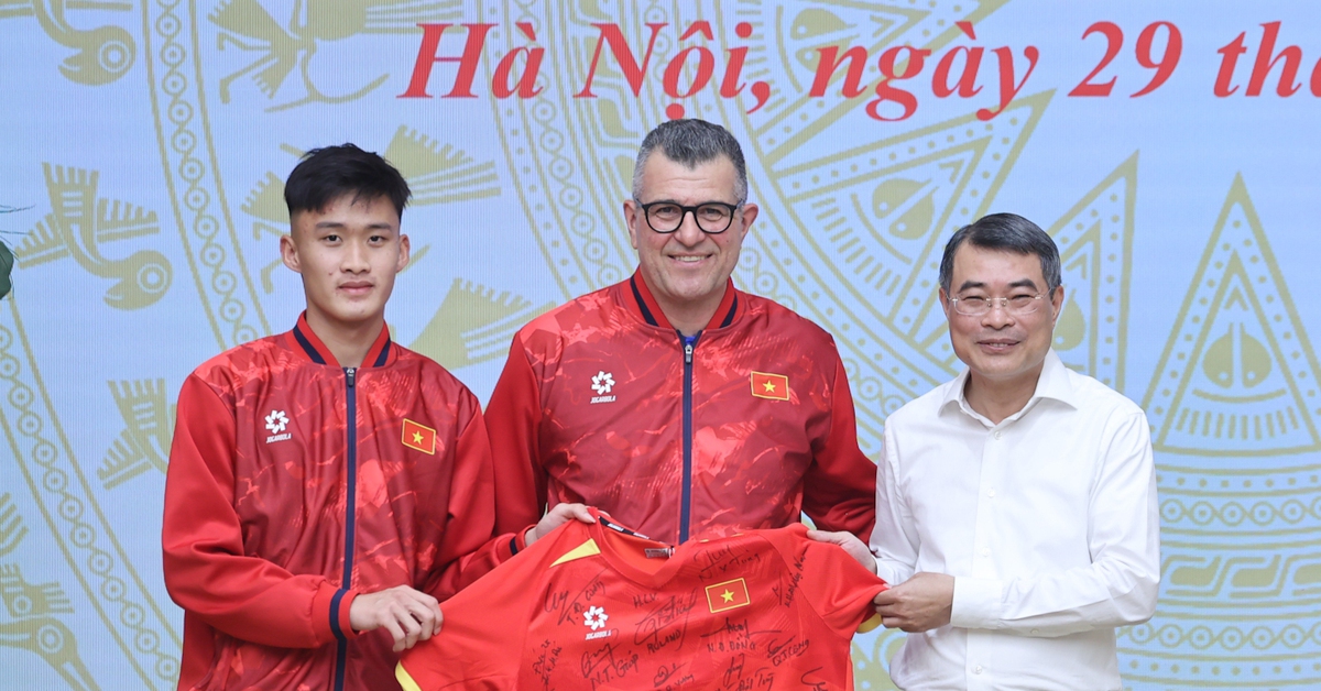 Thủ tướng Lê Minh Hưng gặp mặt, chúc mừng đội tuyển bóng đá nam U17