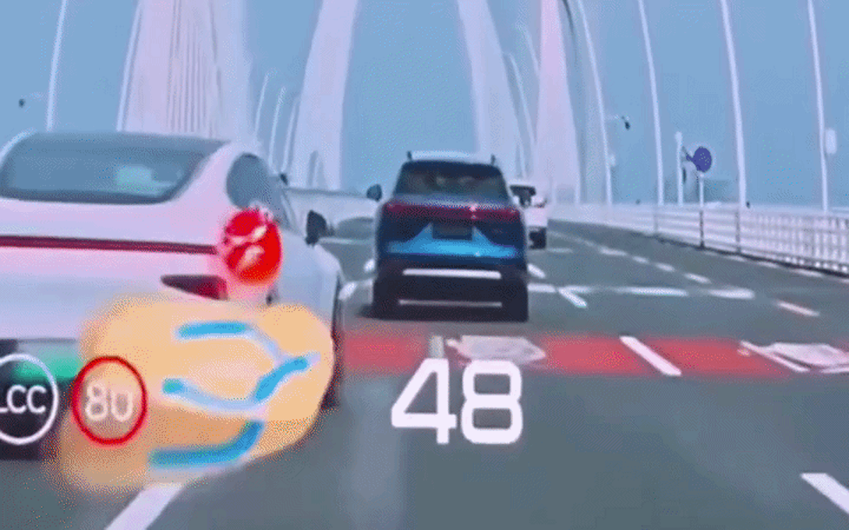 Thay vì cãi cọ, tài xế có thể mắng người khác bằng cách thả emoji trên kính lái