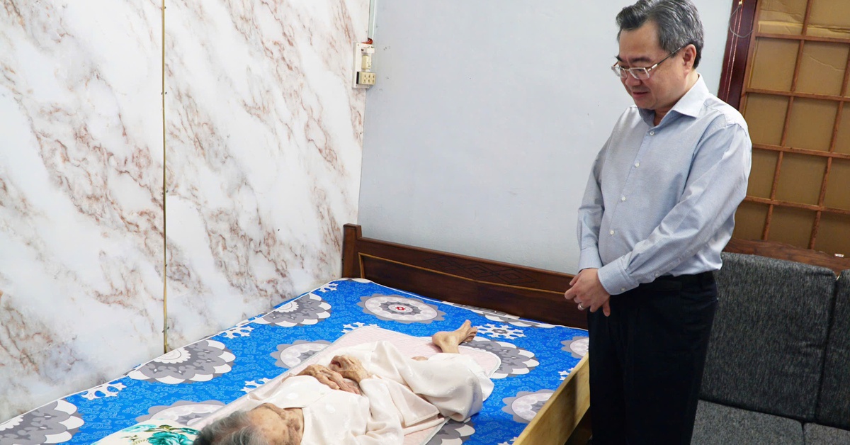 Ông Nguyễn Thanh Nghị thăm, tặng quà gia đình chính sách, công nhân khó khăn ở Quảng Ngãi