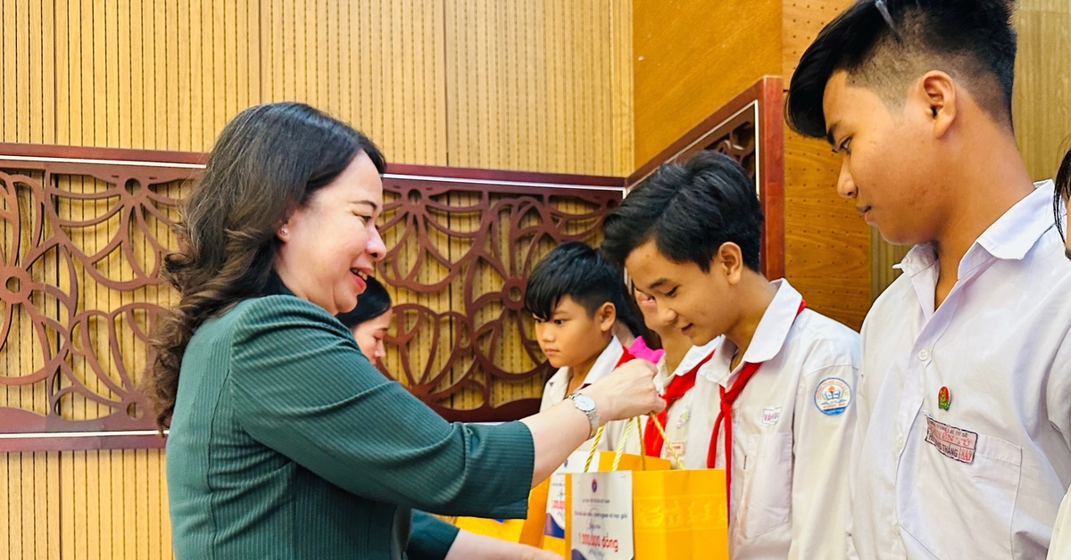 Phó chủ tịch nước Võ Thị Ánh Xuân thăm, tặng quà gia đình chính sách, công nhân lao động Đồng Tháp