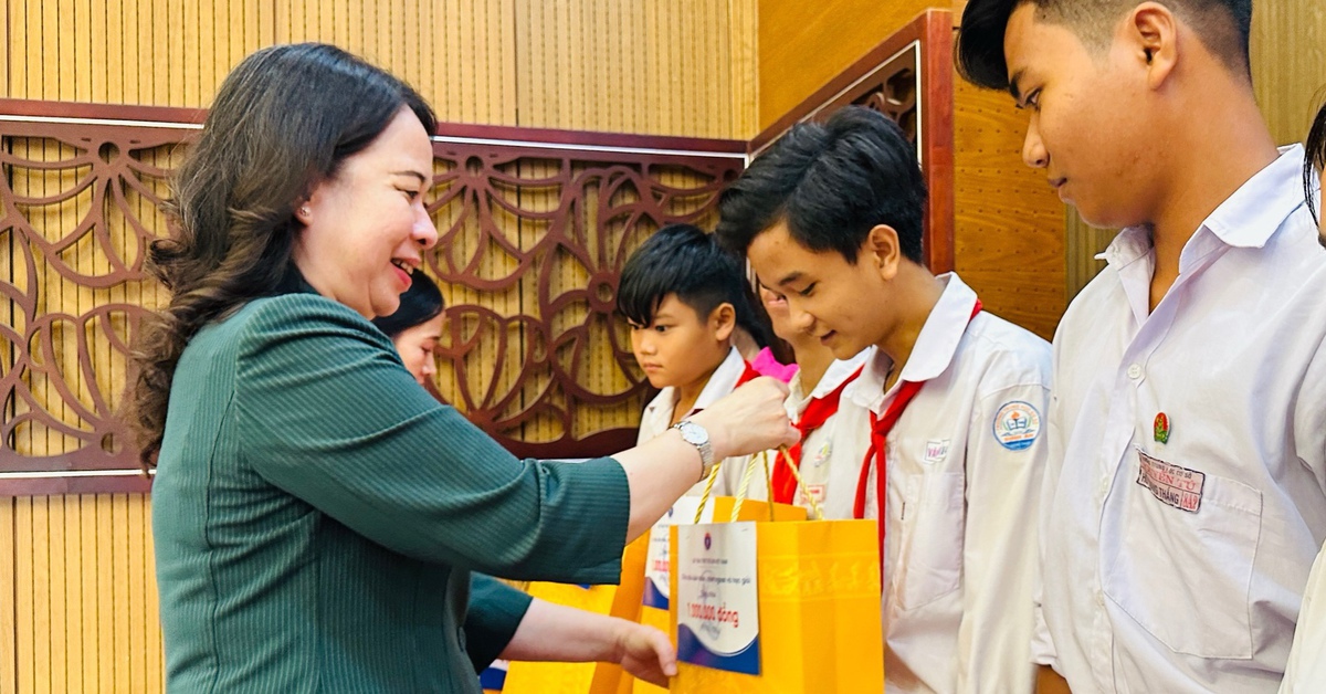 Phó chủ tịch nước Võ Thị Ánh Xuân thăm, tặng quà gia đình chính sách, công nhân lao động Đồng Tháp