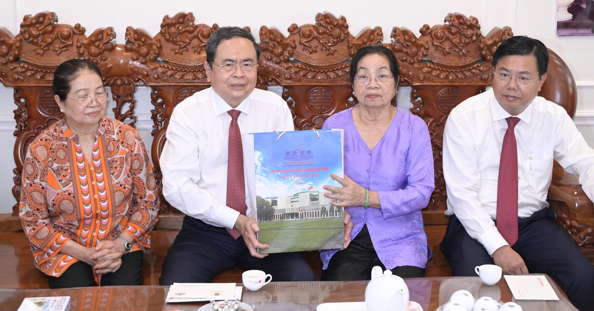 Chủ tịch Quốc hội Trần Thanh Mẫn tặng 200 phần quà cho gia đình chính sách tại Rạch Giá