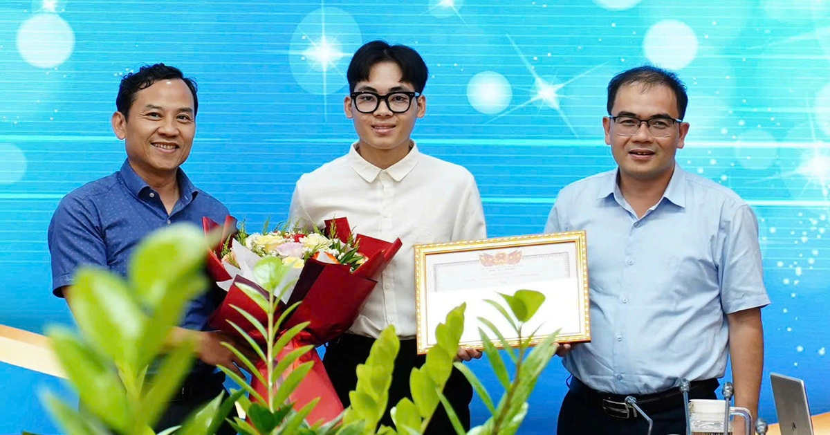 Sinh viên Đà Nẵng trả lại 900 triệu đồng chuyển nhầm, cách xử trí được khen ngợi