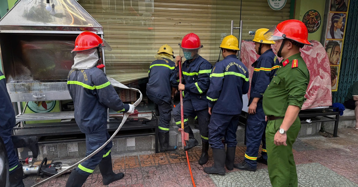 Cháy nhà hàng ở trung tâm Nha Trang, 5 người nước ngoài thoát nạn