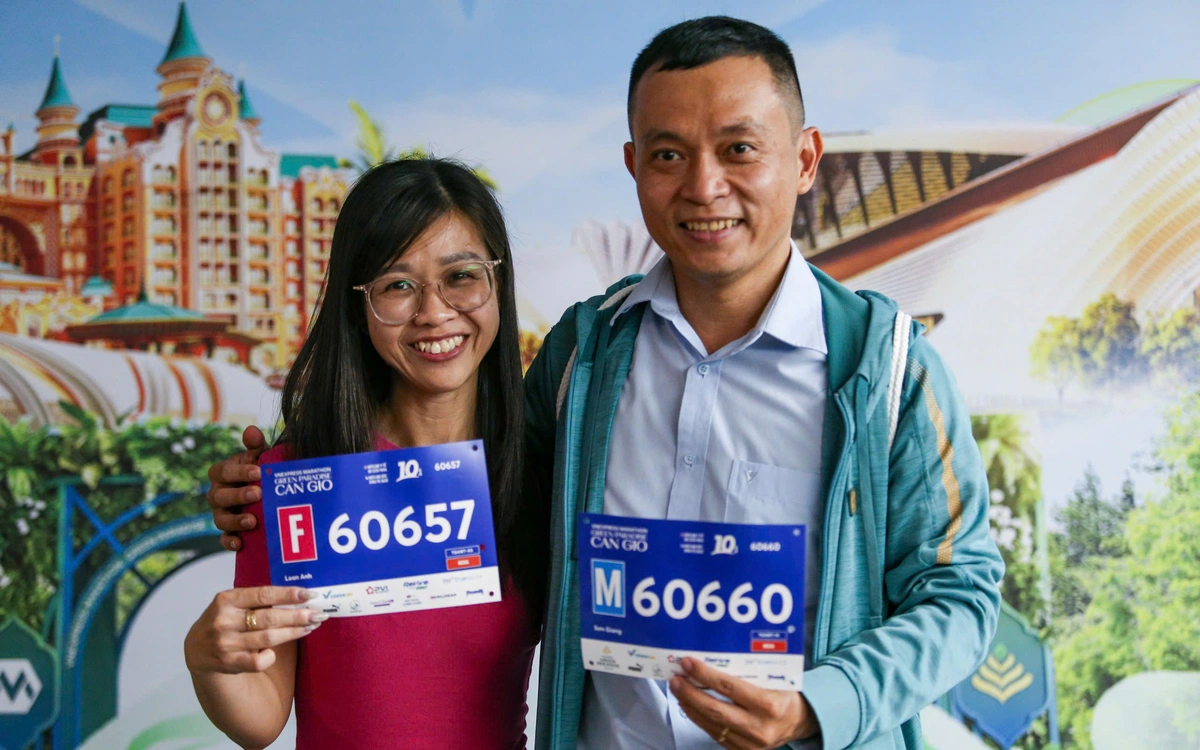 Runner hào hứng nhận Bib, sẵn sàng chinh phục Giải VnExpress Marathon Green Paradise Cần Giờ