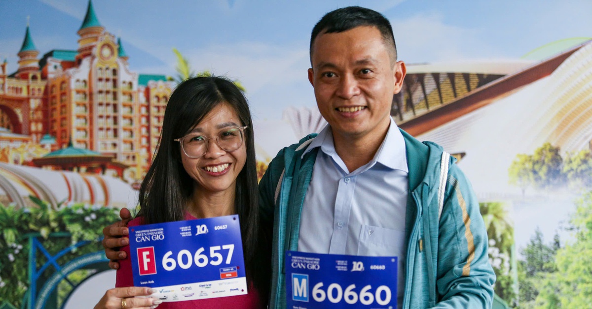 Runner hào hứng nhận Bib, sẵn sàng chinh phục Giải VnExpress Marathon Green Paradise Cần Giờ