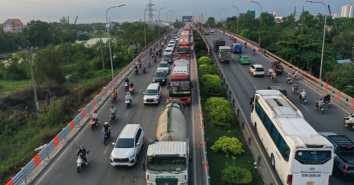 Người dân rời TP.HCM nghỉ lễ 30-4, các cửa ngõ đông đúc, có lúc ùn ứ nhẹ