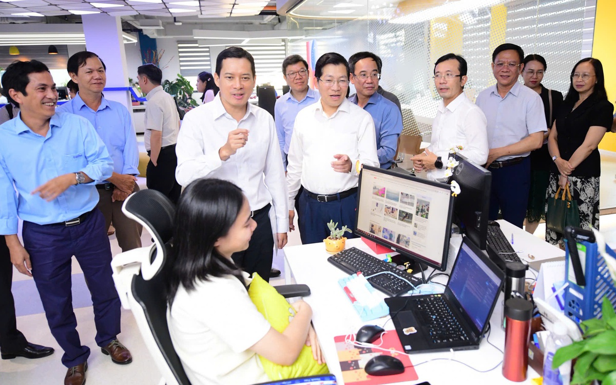 Lãnh đạo nhiều đơn vị ngành báo chí, xuất bản tham quan tòa soạn báo Tuổi Trẻ