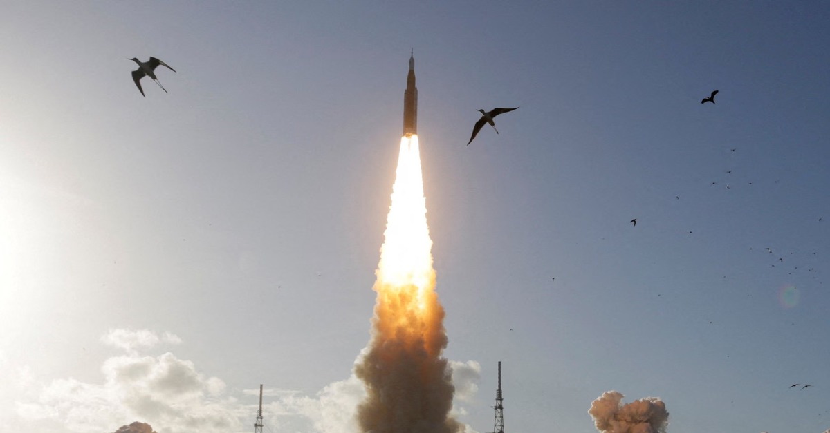 Nhà vệ sinh 30 triệu USD trên Artemis II gặp trục trặc đã hoạt động trở lại