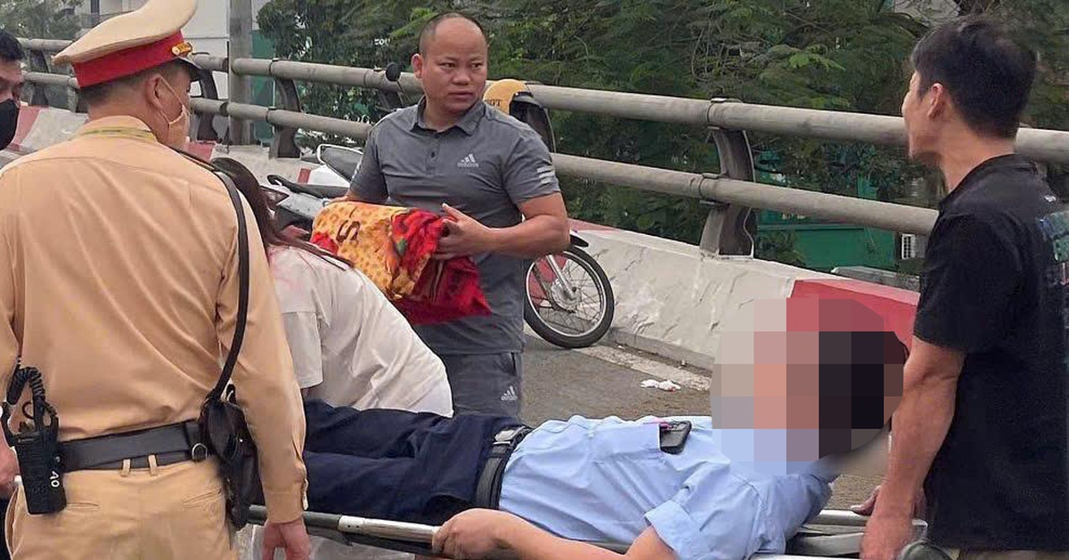 Dầu loang trên cầu vượt ở Hà Nội, nhiều xe máy trượt ngã