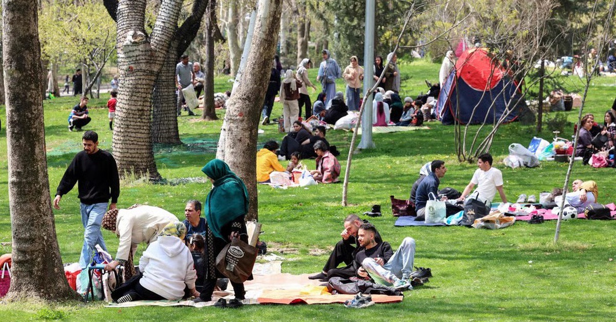 Người dân Tehran vẫn dã ngoại, nướng thịt bất chấp ông Trump đe dọa 'đưa Iran về thời đồ đá'