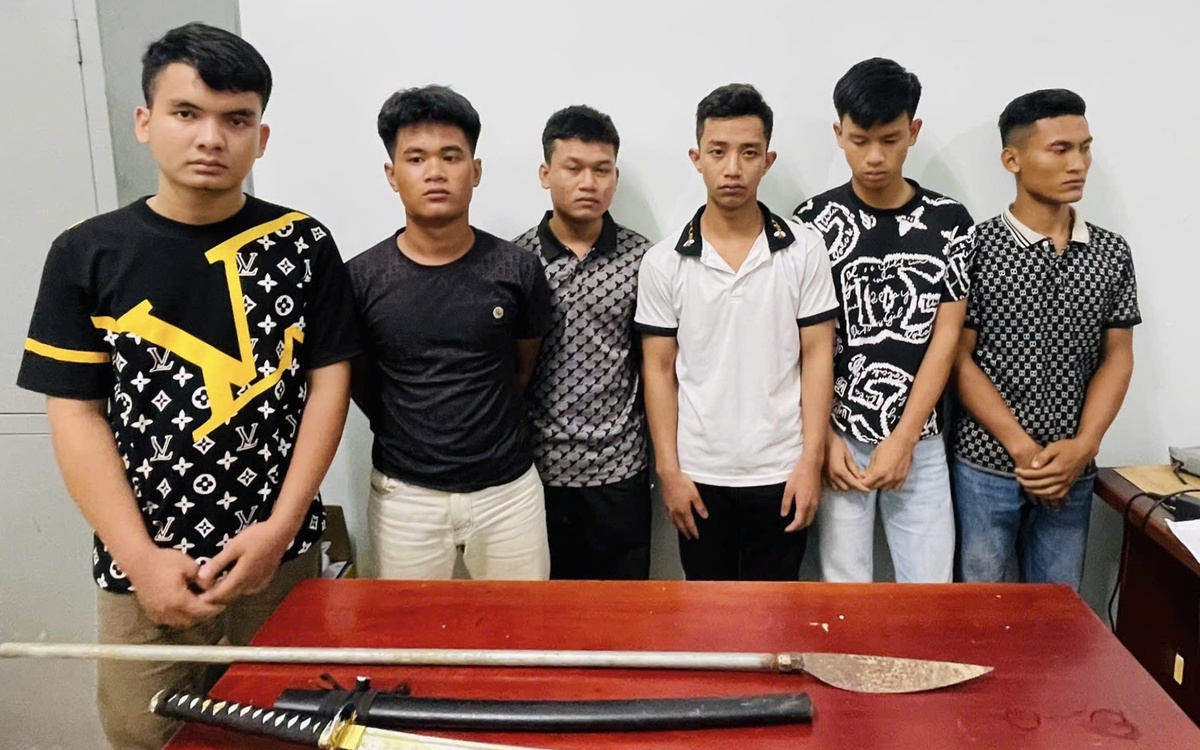 Khởi tố 6 bị can mang hung khí chém trọng thương 2 người chạy xe máy nẹt pô