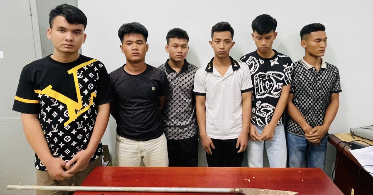 Khởi tố 6 bị can mang hung khí chém trọng thương 2 người chạy xe máy nẹt pô