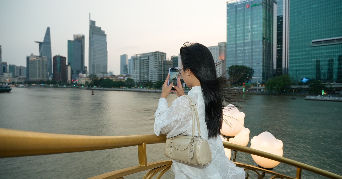 Uống trà chiều trên du thuyền, chụp ảnh TP.HCM lung linh ánh đèn