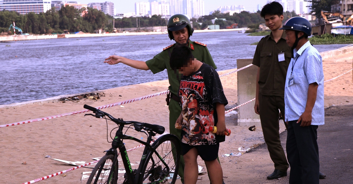 Cắm rào, dựng biển cảnh báo dọc kênh Tham Lương sau phản ánh tụ tập đông người