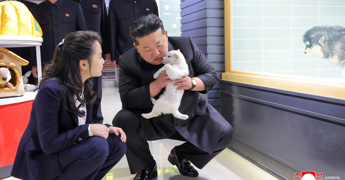 Ông Kim Jong Un đưa vợ và con gái thăm cửa hàng thú cưng