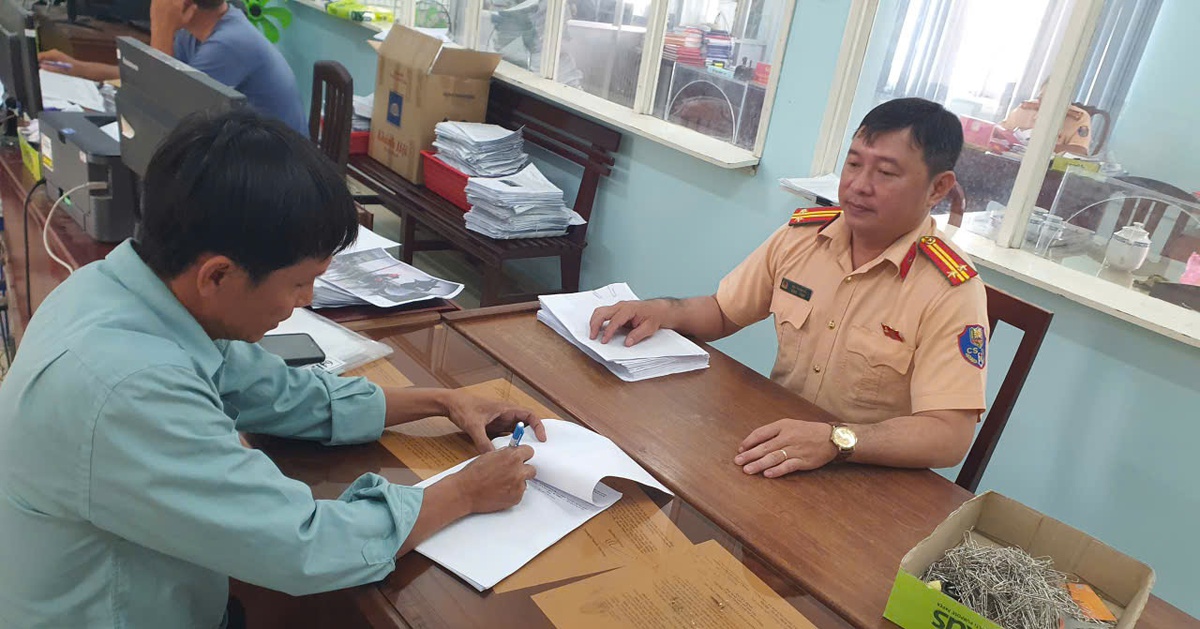 Lái xe chạy ngược chiều trên quốc lộ 60, 2 người bị phạt 38 triệu đồng