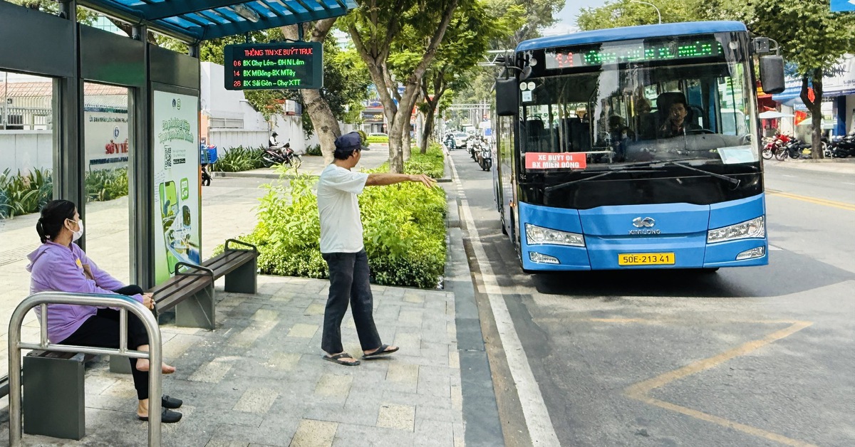 Miễn phí xe buýt, người dân mong không bị 'kẹt' ở trạm vì hàng rong