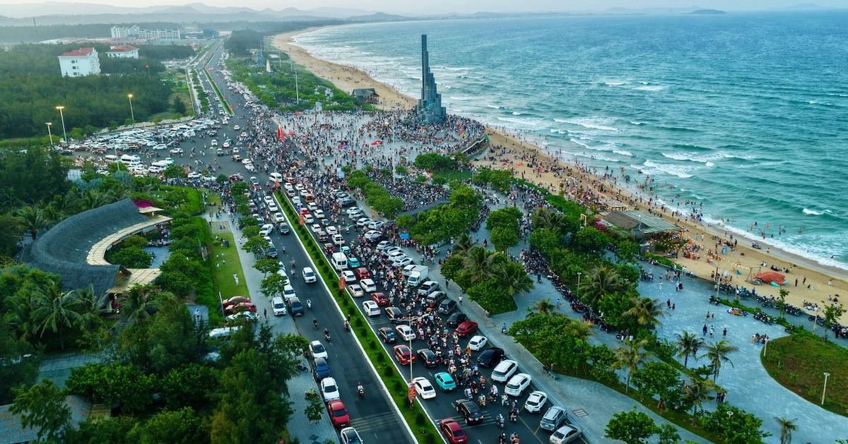 Ngày đầu nghỉ lễ: Du khách đến Phú Yên đông như trẩy hội từ sáng đến tối