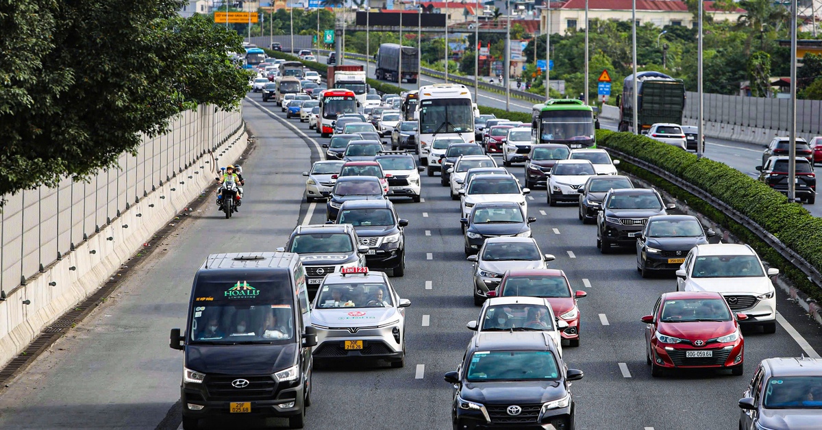 Dòng người ùn ùn đổ về các điểm du lịch quanh Hà Nội, cao tốc phía nam tắc dài từ sáng sớm
