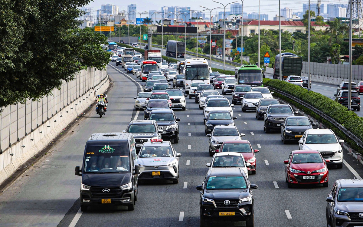 Dòng người ùn ùn đổ về các điểm du lịch quanh Hà Nội, cao tốc phía nam tắc dài từ sáng sớm