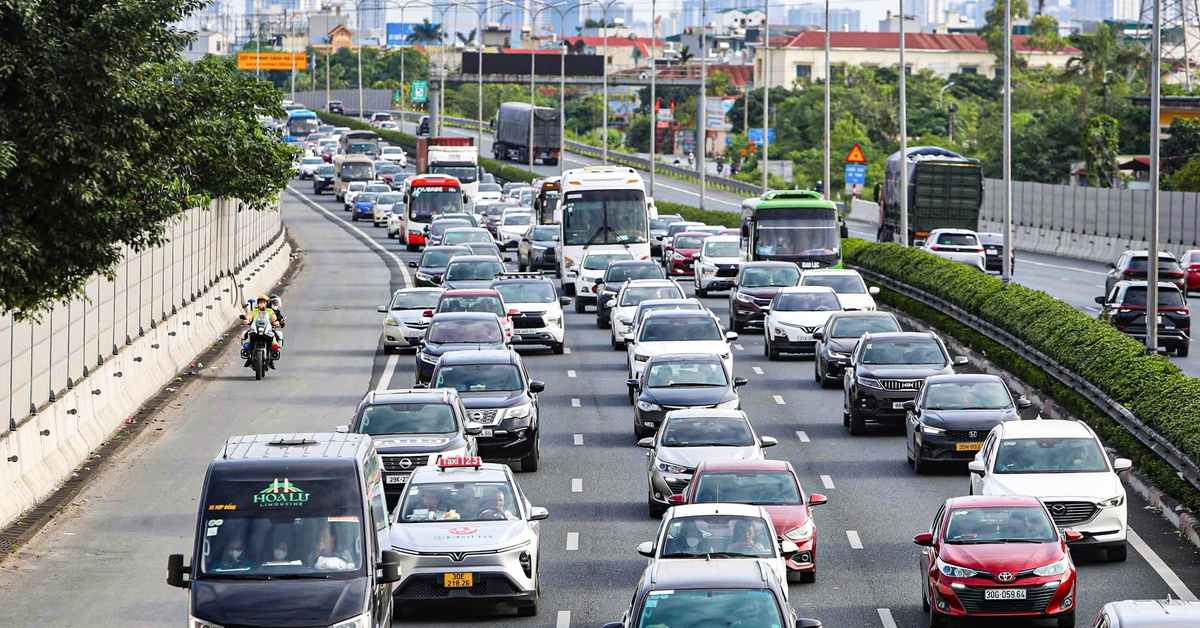 Dòng người ùn ùn đổ về các điểm du lịch quanh Hà Nội, cao tốc phía nam tắc dài từ sáng sớm
