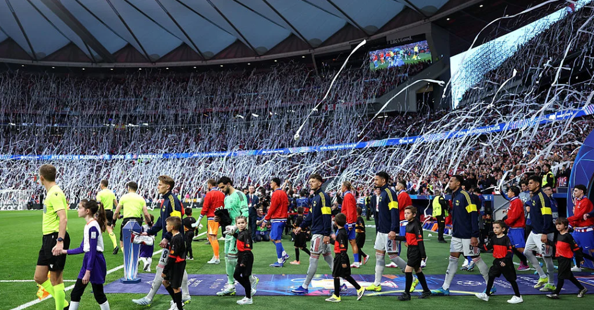 Vì sao trận đấu giữa Atletico Madrid và Arsenal tràn ngập giấy vệ sinh?