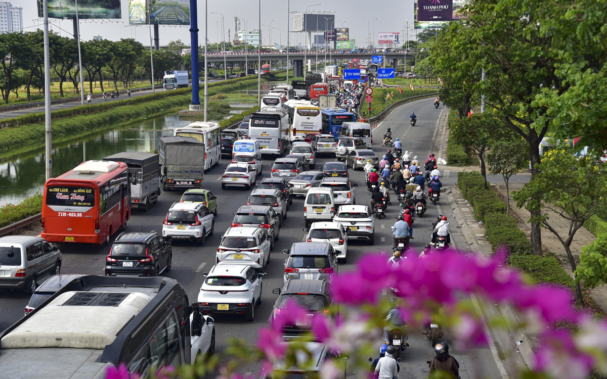 Người dân tiếp tục rời TP.HCM đi du lịch, cửa ngõ phía Tây ùn tắc