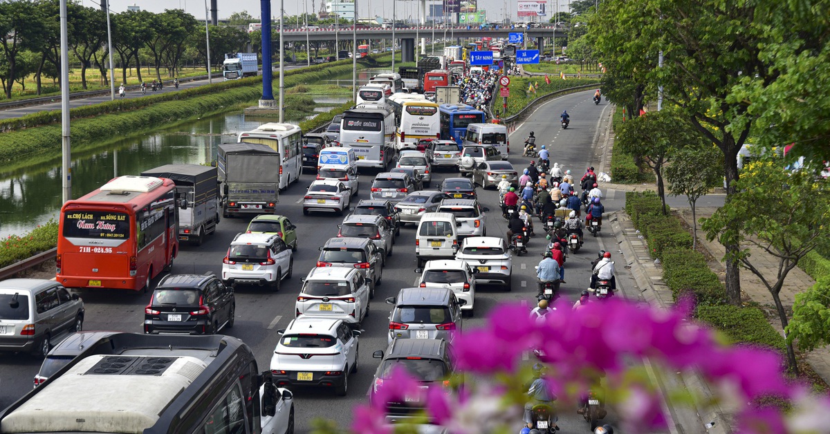 Người dân tiếp tục rời TP.HCM đi du lịch, cửa ngõ phía tây ùn tắc