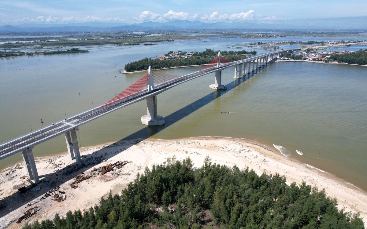 Cầu vượt biển dài nhất miền Trung chính thức thông xe