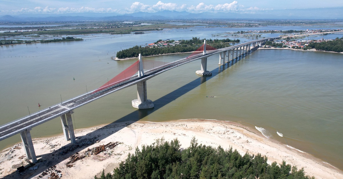 Cầu vượt biển dài nhất miền Trung chính thức thông xe