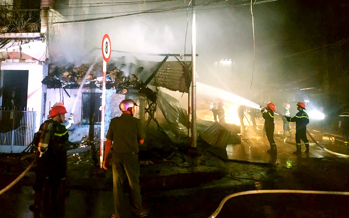 Cháy kho phế liệu, khu vực Mỹ Tho cúp điện trên diện rộng giữa đêm khuya