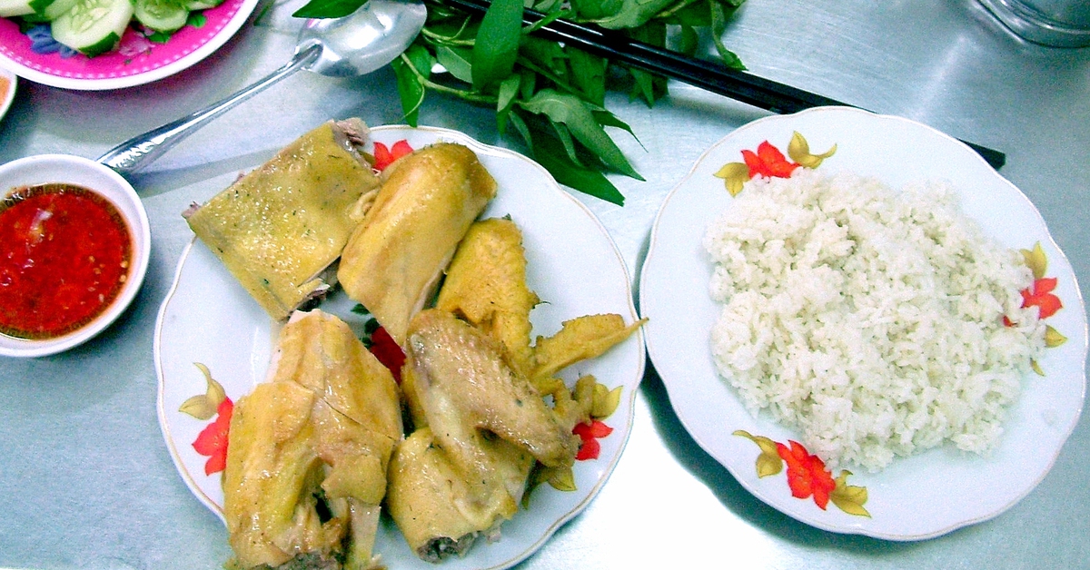 Ký ức về dĩa cơm gà của cậu bé lần đầu được đi xa