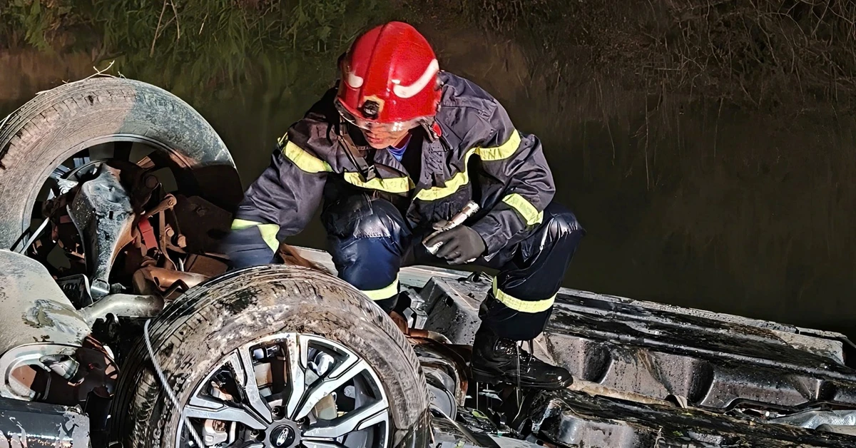 Kịp thời cứu người đàn ông trong ô tô rơi dưới mương nước