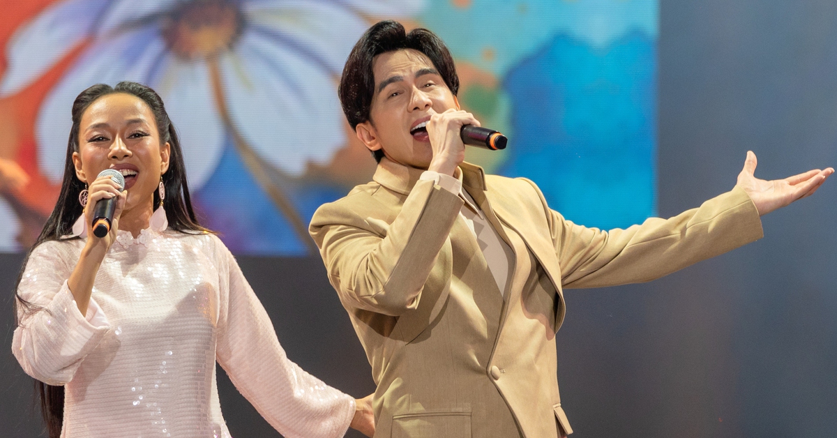 Đông nghẹt khán giả xem Đan Trường, Võ Hạ Trâm, Quốc Thiên hát mừng ngày thống nhất đất nước