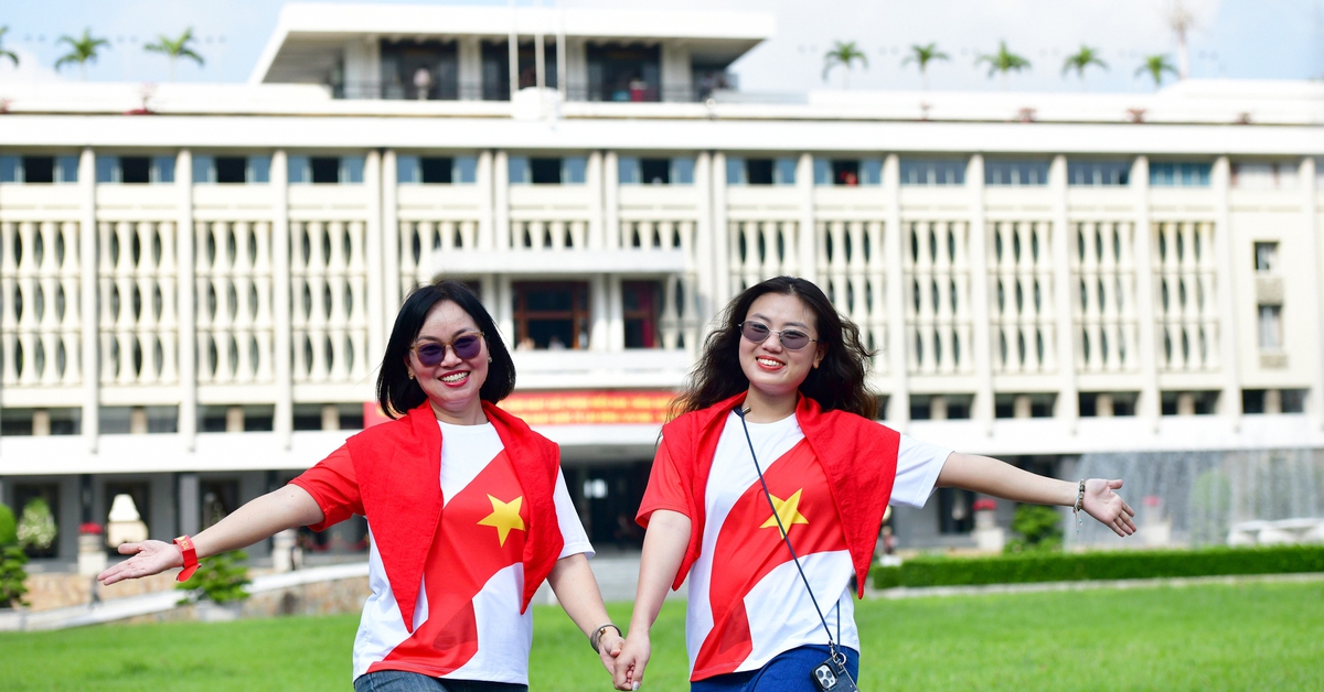 Người dân đội nắng mua vé tham quan di tích Dinh Độc Lập