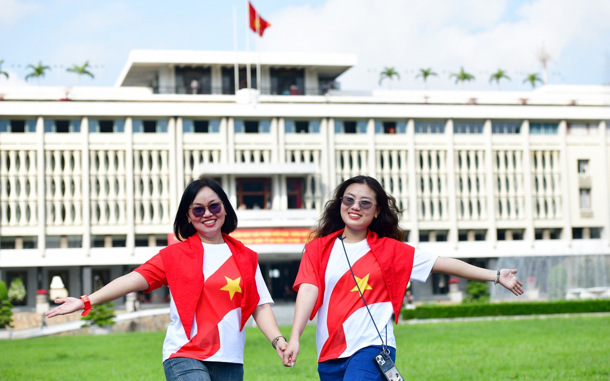 Người dân đội nắng mua vé tham quan di tích Dinh Độc Lập