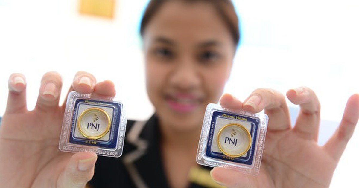 Giá vàng thế giới bất ngờ tăng gần 100 USD/ounce