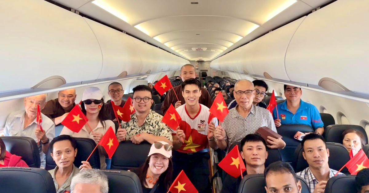 Vietjet rực rỡ cờ đỏ sao vàng chào đón hành khách mừng Đại lễ 30-4