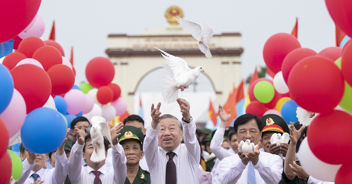 Lào gửi điện mừng kỷ niệm 51 năm Việt Nam thống nhất đất nước