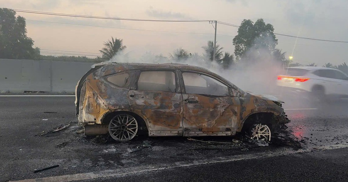 Ô tô bốc cháy dữ dội trên cao tốc TP.HCM - Trung Lương