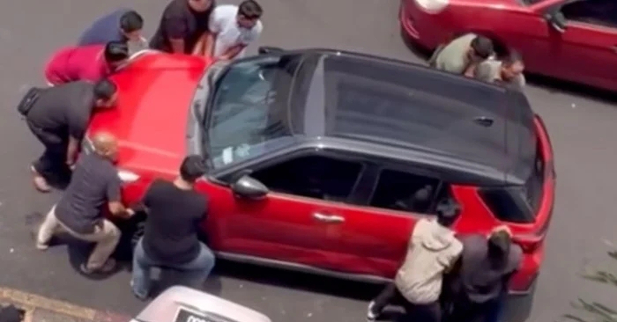 Đỗ xe kiểu 'chặn họng' chỉ có thể khiêng đi, chủ xe còn kiện ngược, nạn nhân phải xin lỗi