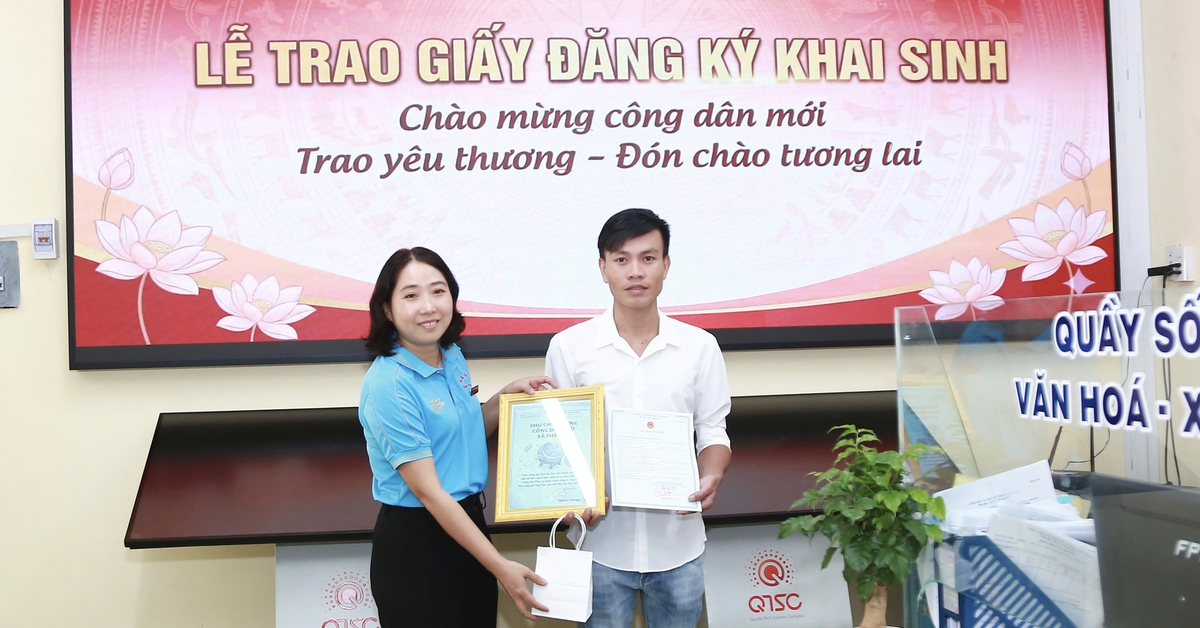 Trẻ đăng ký khai sinh trực tuyến đúng hạn ở xã Thái Mỹ được nhận quà và thư chúc mừng
