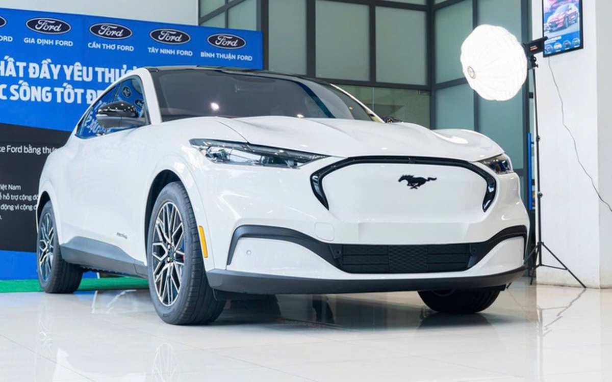 Tin tức giá xe: Ford Mustang Mach-E giảm giá kỷ lục gần 1 tỉ đồng, còn được sạc miễn phí 5 năm