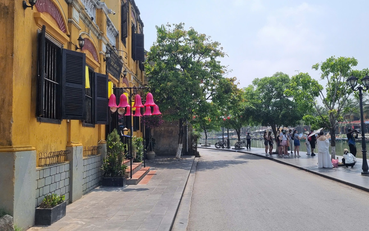 Hội An sẽ xử lý lấn chiếm vỉa hè, buôn bán hàng rong thế nào?