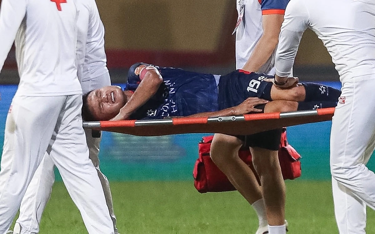 Quang Hải lên cáng sau va chạm mạnh với Quế Ngọc Hải