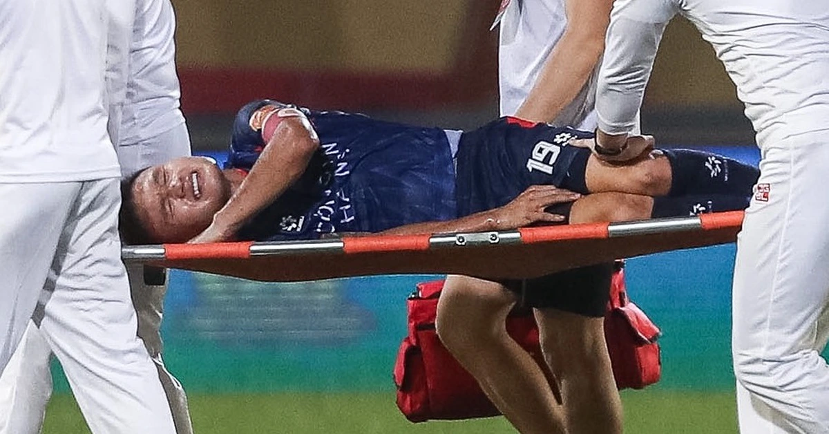 Quang Hải lên cáng sau va chạm mạnh với Quế Ngọc Hải