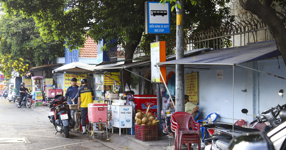 Nhiều vỉa hè đến trạm xe buýt tại TP.HCM bị lấn chiếm, nhà chờ, điểm dừng thành nơi bỏ rác, đậu xe