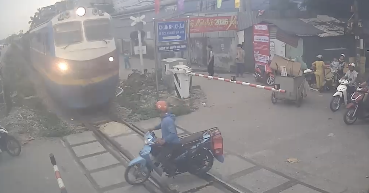 Vừa dùng điện thoại vừa 'cướp đường', xe máy bị tàu SE8 húc văng