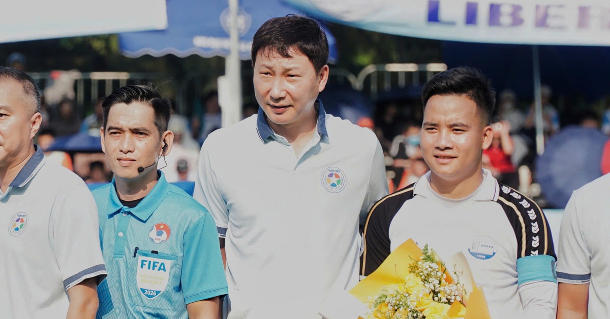 HLV Kim Sang Sik dự khán trận chung kết Giải bóng đá Thanh Niên sinh viên quốc tế